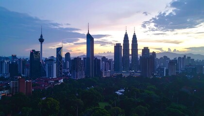 Obraz premium A panoramic cityscape view of a bustling metropolis at dawn, featuring towering skyscrapers and a park foreground.