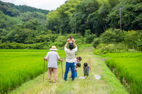 帰省　夏休み故郷で遊ぶ日本人家族