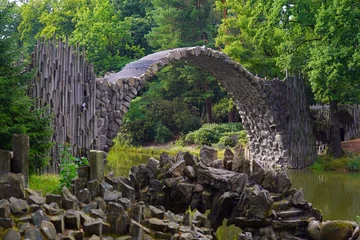 Handdoek met foto Rakotzbrücke Niesamowity Most Rakotzbrücke, znany również jako Diabelski Most w Kromlau w Niemczech, Saksonia . Odbicie mostu w wodzie tworzy pełne koło.  © skorpionik00