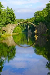 Fototapete Rakotzbrücke Niesamowity Most Rakotzbrücke, znany również jako Diabelski Most w Kromlau w Niemczech, Saksonia . Odbicie mostu w wodzie tworzy pełne koło.   © skorpionik00