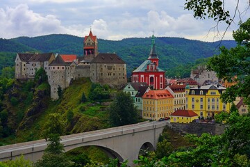 Czechy .Miasteczko Loket  .Zamek Loket w Czechach - twierdza na skale nad Ohrzą.
