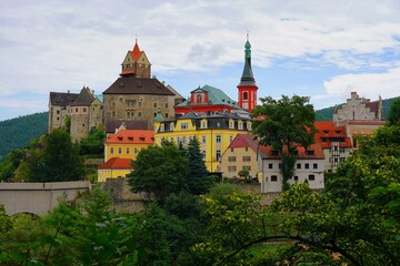 Czechy .Miasteczko Loket  .Zamek Loket w Czechach - twierdza na skale nad Ohrzą.