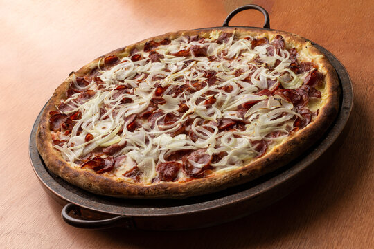 pizza de calabresa com cebola