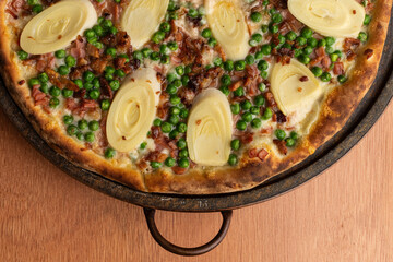 Pizza de palmito com bacon e ervilha