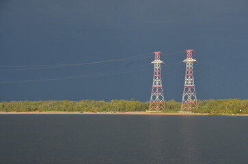 высоковольтные линии электропередач над Волгой