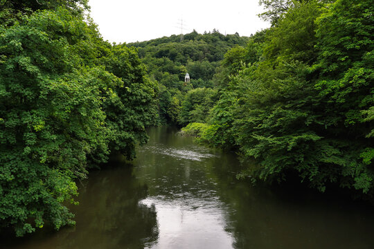 Blick &uuml;ber die Wupper im M&uuml;ngstener Br&uuml;ckenpark auf den Diederichstempel