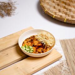 Pempek lenggang goreng in rich cuko vinegar sauce with noodles and cucumber. Indonesian street-food favorite; ideal for menus, delivery promos, and traditional cuisine stories.
