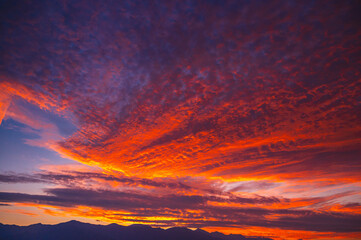 Fototapeta premium 綺麗な夕焼け空と山岳風景
