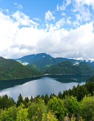 Naklejka premium Scenic mountain lake vista
