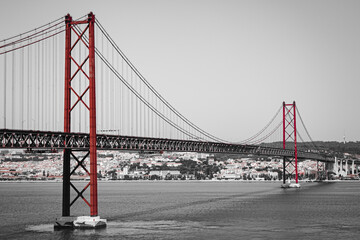 Pont rouge sur l'eau 4