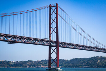 Pont rouge sur l'eau