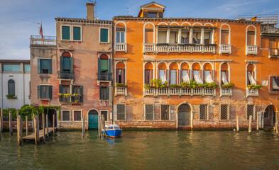 Fototapeta premium Venetian waterfront houses along the Grand Canal