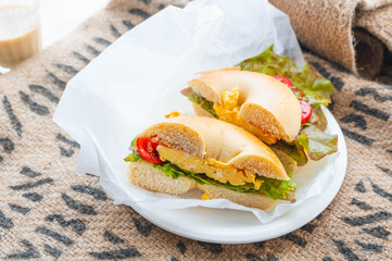 カットしたオムレツベーグルサンド　