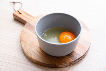 塩を振った生卵