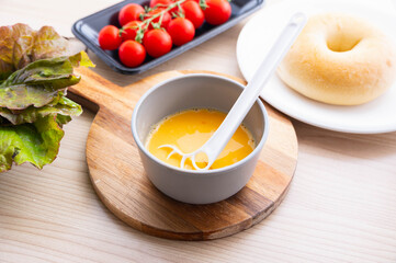 レンチンでオムレツ作り　材料を混ぜる