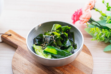 たたきキュウリとわかめの和え物