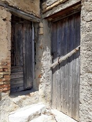 Una doppia porte ad angono in una vecchia casa abbandonata.