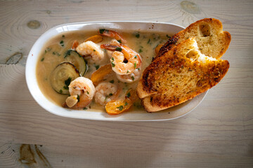 Krewetki z grzankami