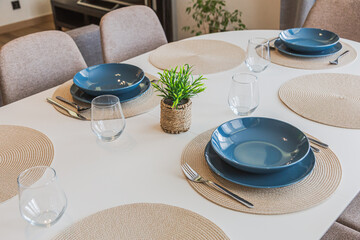 Zastawiony stół w jadalni © Studio Migafka