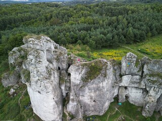 Okiennik Wielki - Zawiercie - Polska - formacja skalna W Jurze Krakowsko-Częstochowskiej nagrana dronem