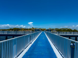 Fototapeta premium Discover Cayo Santa Maria, Cuba, in 2025: pristine beaches, turquoise waters, vibrant sunsets. Enjoy snorkeling, Cuban culture, and tropical vibes in this Caribbean paradise.
