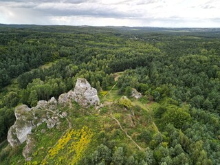Okiennik Wielki - Zawiercie - Polska - formacja skalna W Jurze Krakowsko-Częstochowskiej nagrana dronem © Konrad