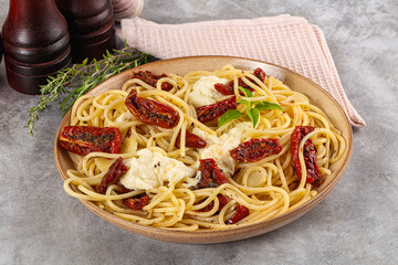 Italian spaghetti with stracciatella and tomato