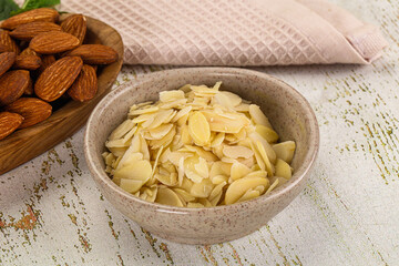 Sliced almond nut for culinary