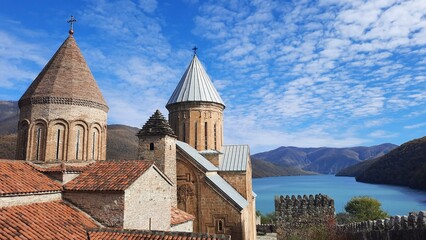 Vista al Monasterio de Ananuri en la ruta militar georgiana camino a Kazbegi desde Tbilisi - Georgia © elPrismaDeFer