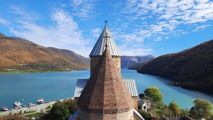 Vista al Monasterio de Ananuri en la ruta militar georgiana camino a Kazbegi desde Tbilisi - Georgia © elPrismaDeFer