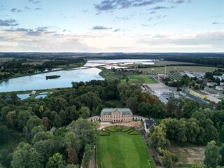 Fototapeta premium Pałac Dembińskich w Szczekocinach – zabytkowy pałac w miejscowości Szczekociny. Szczekociny - Polska - nagrane dronem