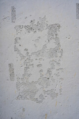Textura de pared blanca con pintura descascarada y cemento expuesto © Manuela