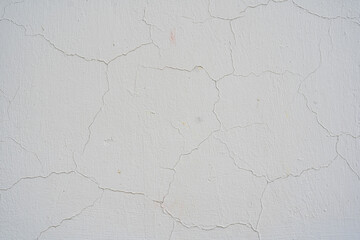 Textura de pared blanca con grietas y pintura descascarada © Manuela