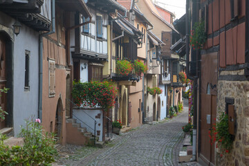 Obraz premium Eguisheim est l’un des plus beaux et typiques villages d’Alsace dans le Haut Rhin en France avec ses maisons à colombages, son tour de ville le long des remparts