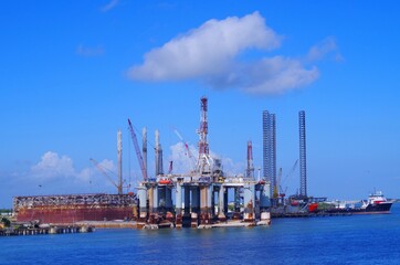 Obraz premium cranes in port