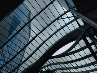 The building roof design uses clear glass, providing maximum natural lighting and saving energy.