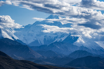 Obraz premium Magnificent Mt McKinley Alaska partly shrouded in clouds
