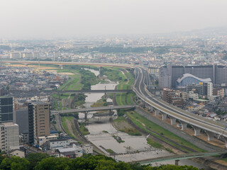 雨が降る直前の都市景観