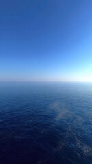 Obraz premium Vast, serene ocean meets clear sky