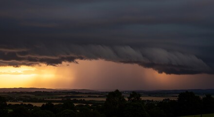 Obraz premium 夕焼け空に迫る 暗い雨雲 激しい雨 壮大な自然風景. AI Generated