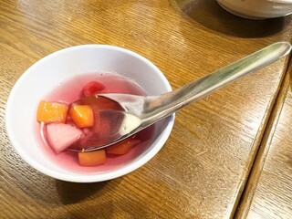 タイの甘いシロップとゼリーのデザート・ルワムミッ