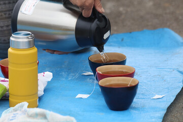 	お茶を淹れる女性