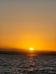 Pôr do sol ao mar. Hora dourada.