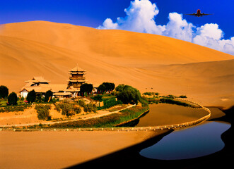 鳴沙山の砂漠のオアシス