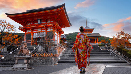 Obraz na płótnie Canvas Japanese Woman in Traditional Kimono Dress at Kiyomizu-dera temple with beautiful foliage in autumn in Kyoto, Japan