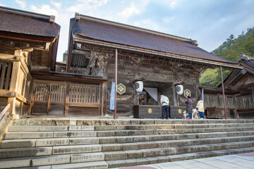 日本の島根の出雲の出雲大社の本殿の参拝
