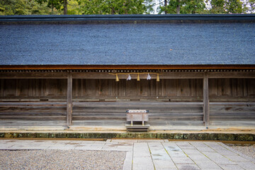 日本の島根の出雲の出雲大社の十九社と賽銭箱