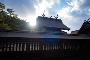 日本の島根の出雲の出雲大社の本殿と朝日