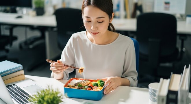 節約志向：手作りのお弁当をランチタイムに食べている日本人女性社員
