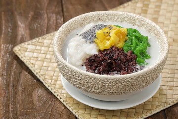 Dawet telasih, dawet solo or dawet Pasar Gede  or es Cendol which contains dawet, marrow porridge, black sticky rice porridge, jackfruit and telasih seeds